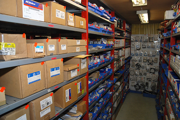 Lager med ACDelco och andra reservdelar på hyllor