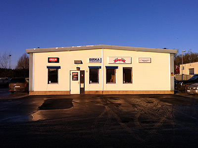 Exteriör av Åkes Bil & Motor:s verkstadslokal i Arninge industriområde, Täby